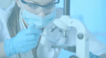 Cómo funciona un microscopio óptico en el laboratorio